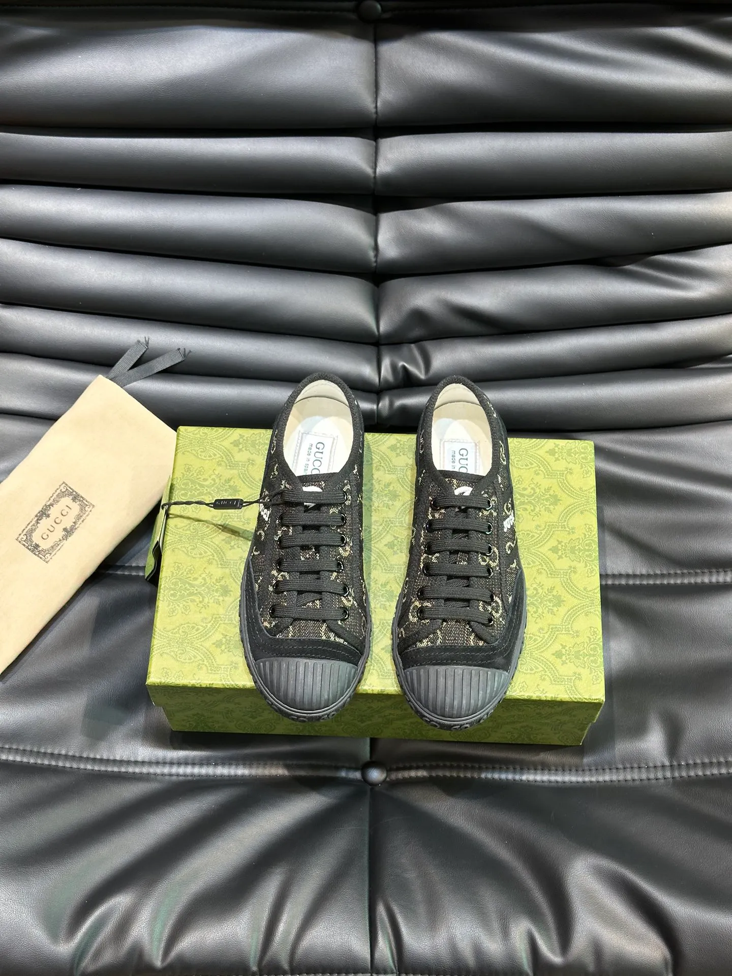 Men's shoes 💰p380 "GUCC*" Couple style 👫 lace-up canvas sneakers, crafted from light blue GG denim fabric, showing uniqueness. Classic details such as the GG printed embossed outsole, interlocking G and "Gucci" embroidery add to the glamorous style. Privately-made T men's shoes 💰pU original outsole, with exquisite details, impeccable fit, and a flat toe that has a retro feel! Customized canvas, classic double G logo, and the spring and summer color combinations are also very interesting! Size: Female 35-39. Male 38-44